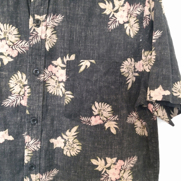 3/$15 Muted floral print button up - Picture 3 of 3